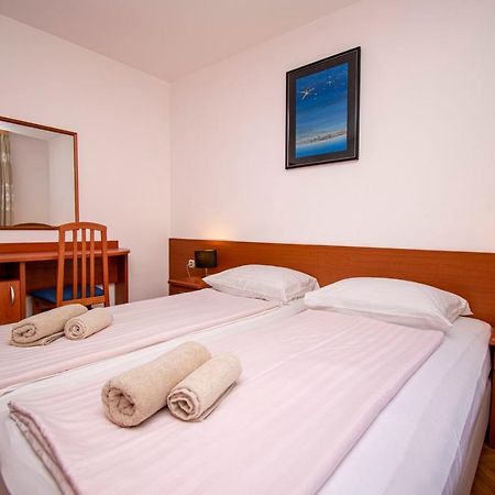 Holiday Apartment 50M From The Beach Pjescana Uvala Esterno foto