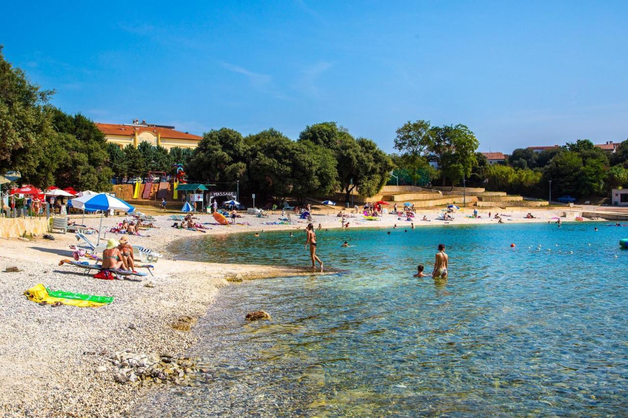 Holiday Apartment 50M From The Beach Pjescana Uvala Esterno foto