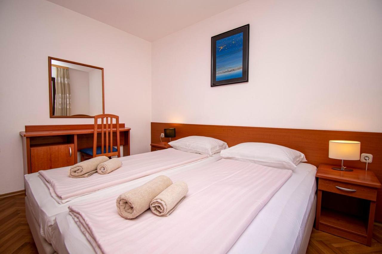 Holiday Apartment 50M From The Beach Pjescana Uvala Esterno foto