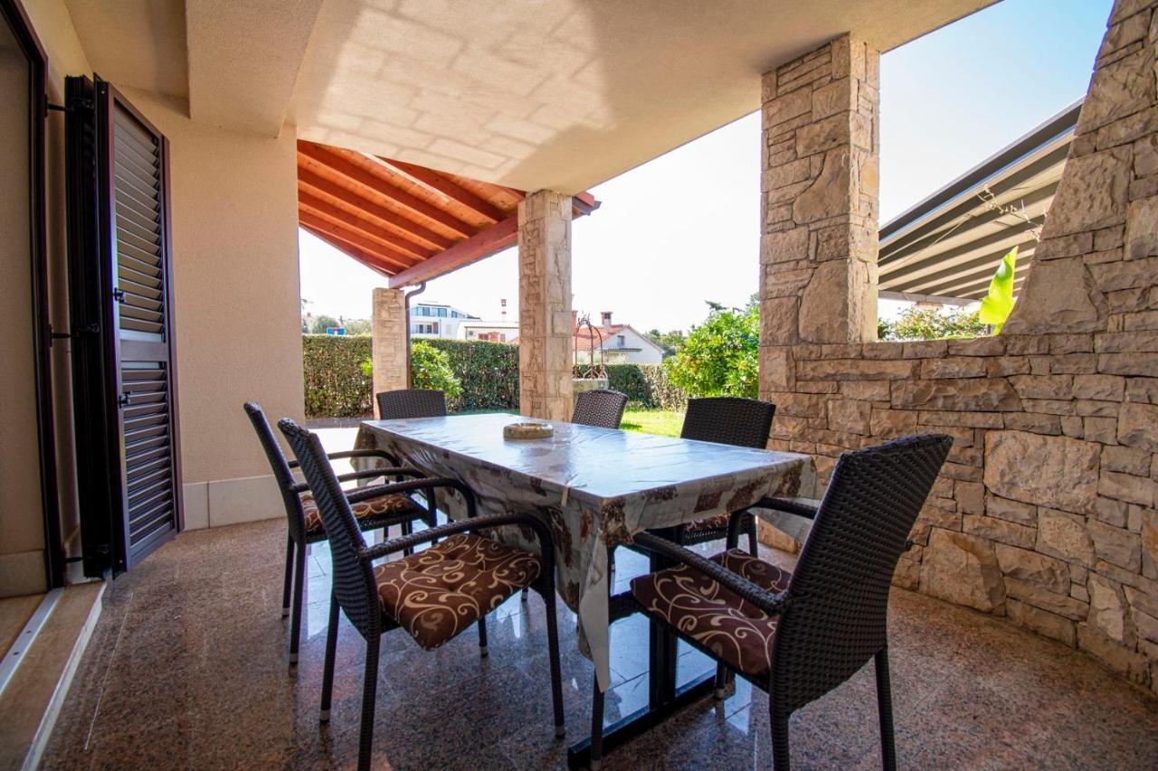 Holiday Apartment 50M From The Beach Pjescana Uvala Esterno foto