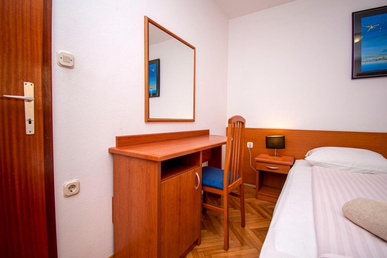 Holiday Apartment 50M From The Beach Pjescana Uvala Esterno foto