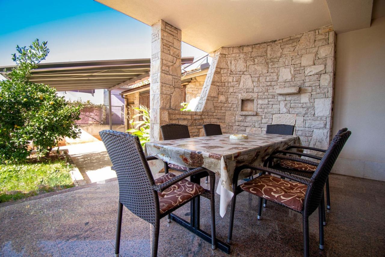 Holiday Apartment 50M From The Beach Pjescana Uvala Esterno foto