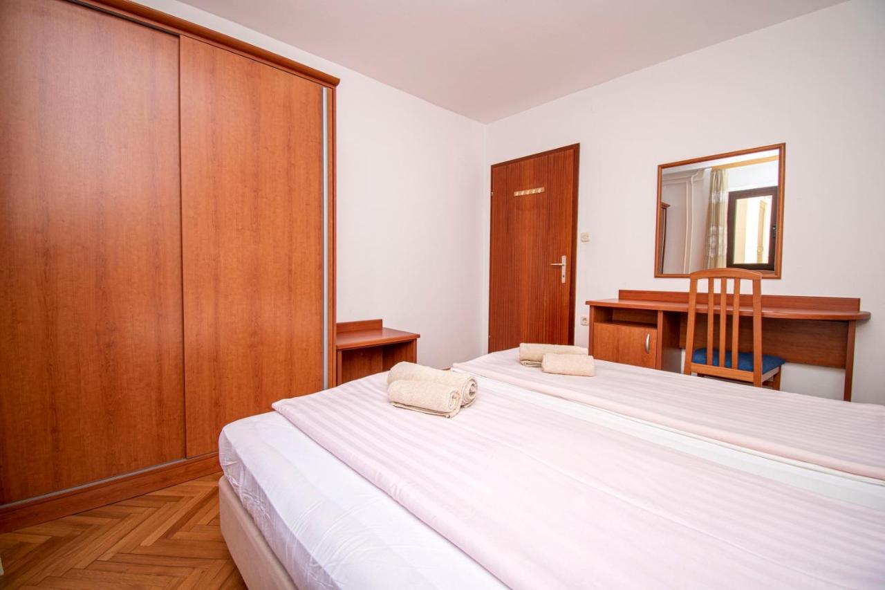 Holiday Apartment 50M From The Beach Pjescana Uvala Esterno foto
