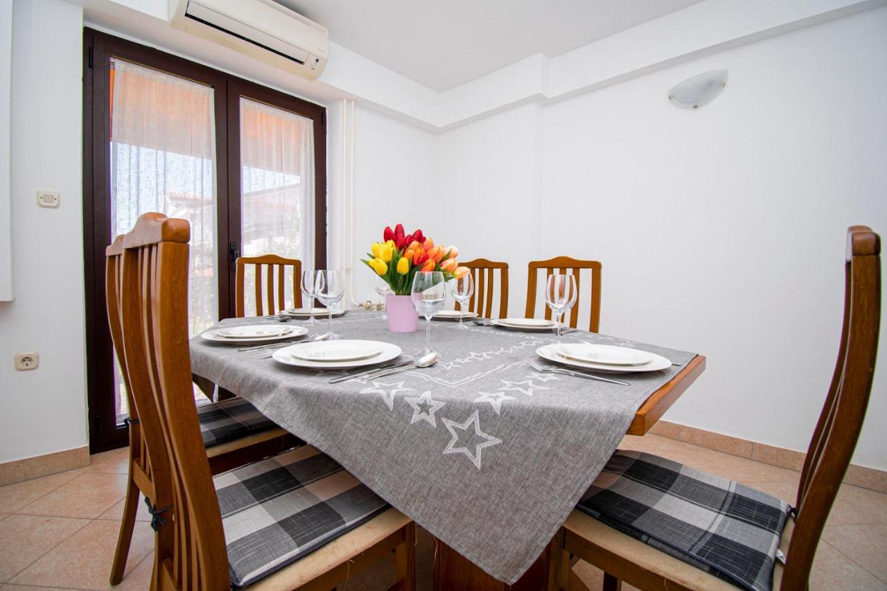 Holiday Apartment 50M From The Beach Pjescana Uvala Esterno foto
