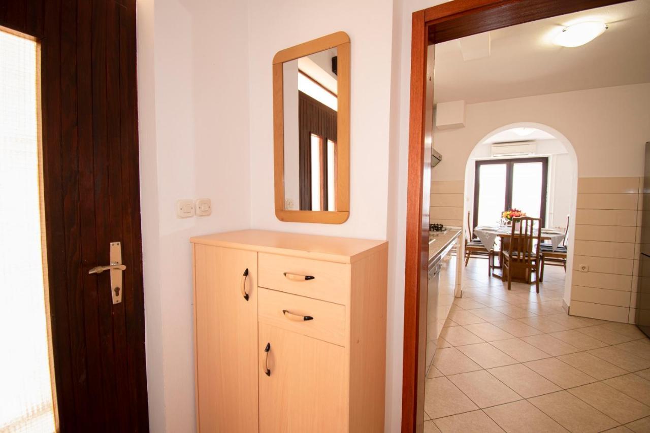 Holiday Apartment 50M From The Beach Pjescana Uvala Esterno foto