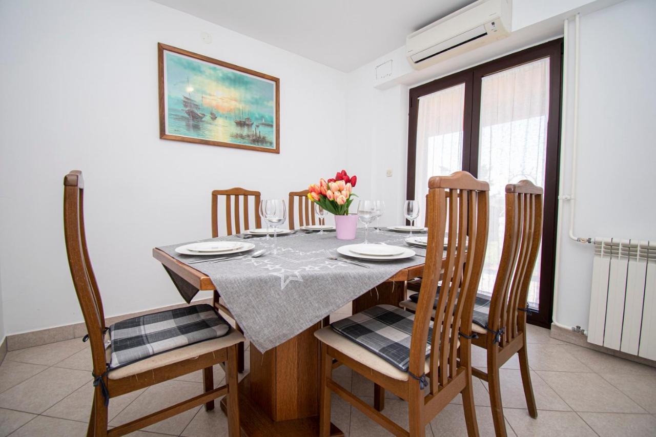 Holiday Apartment 50M From The Beach Pjescana Uvala Esterno foto