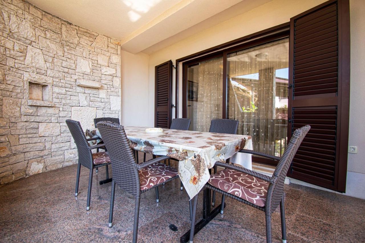 Holiday Apartment 50M From The Beach Pjescana Uvala Esterno foto
