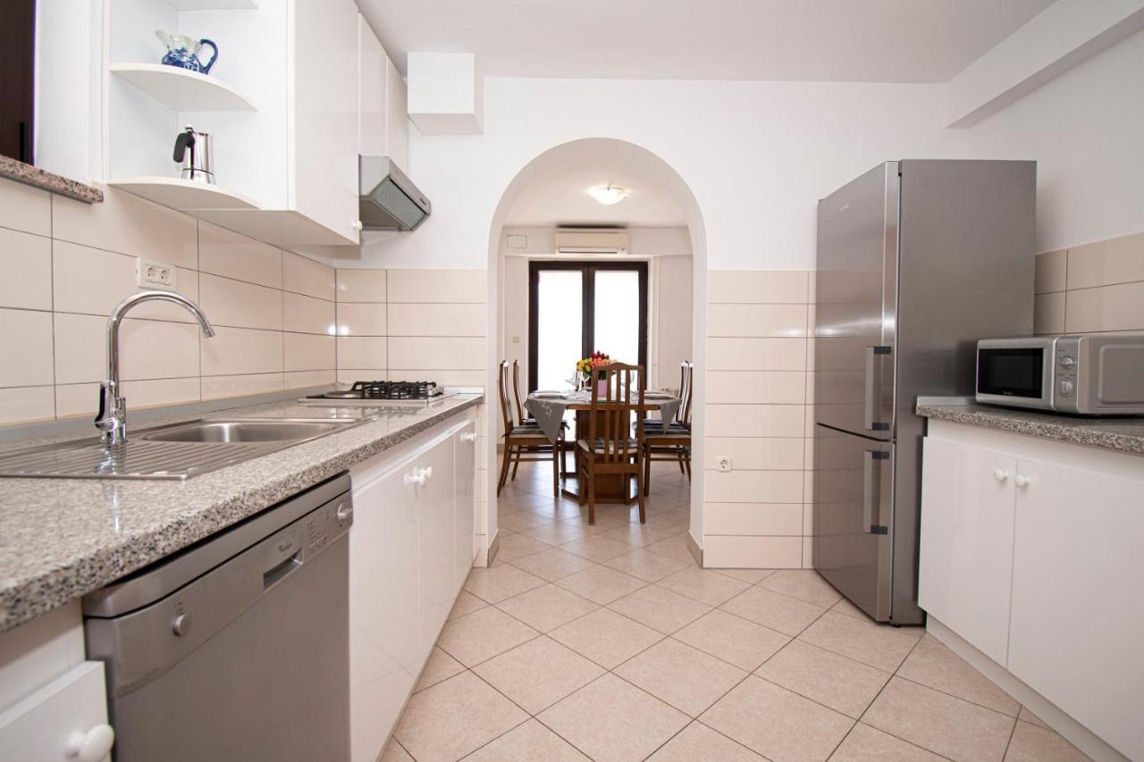 Holiday Apartment 50M From The Beach Pjescana Uvala Esterno foto