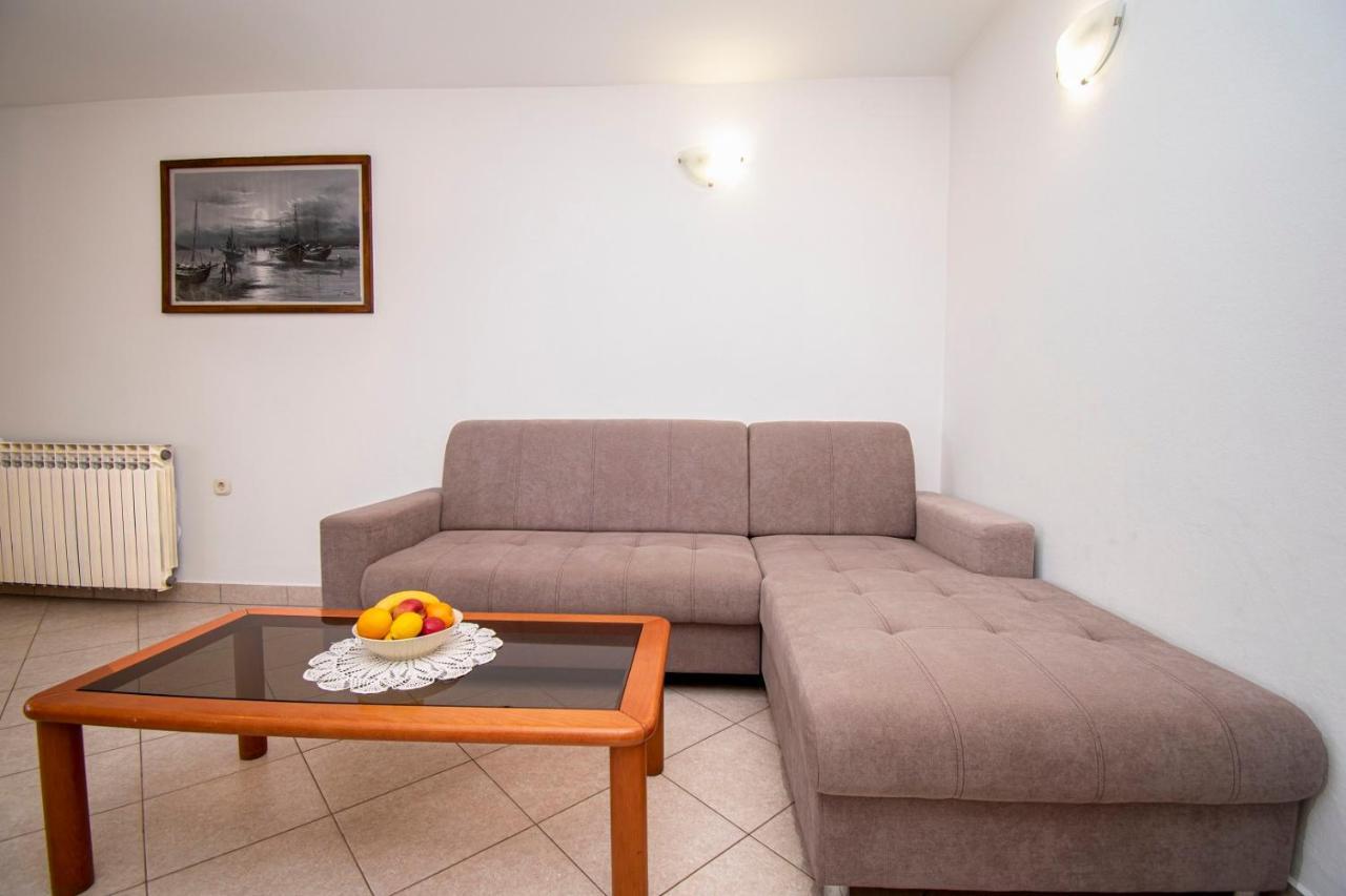 Holiday Apartment 50M From The Beach Pjescana Uvala Esterno foto